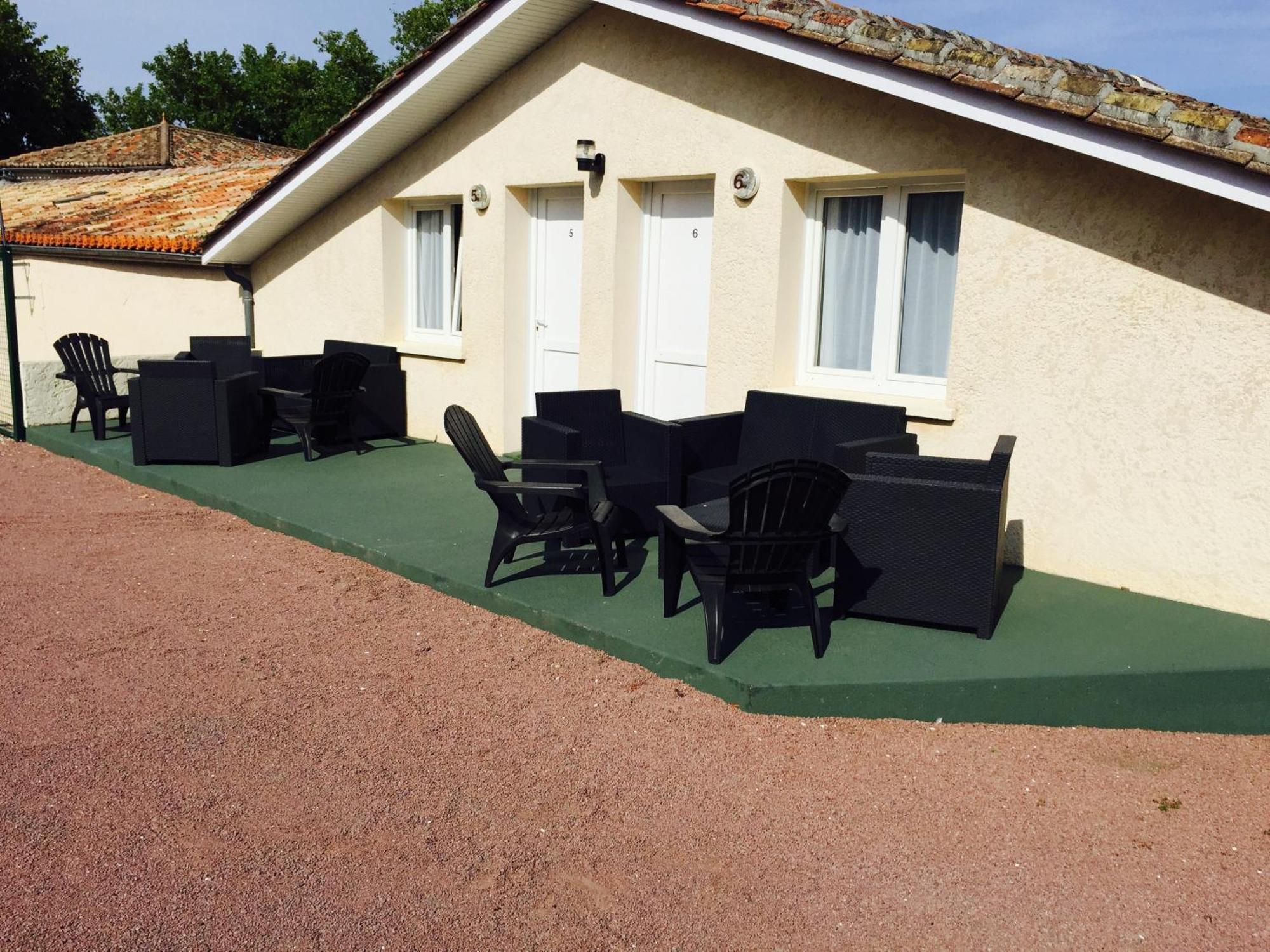 Hotel Marjolaine Roullet Екстер'єр фото