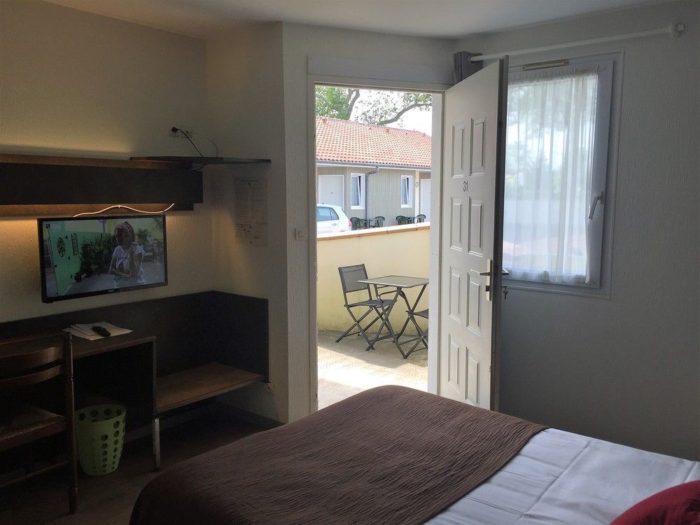 Hotel Marjolaine Roullet Екстер'єр фото